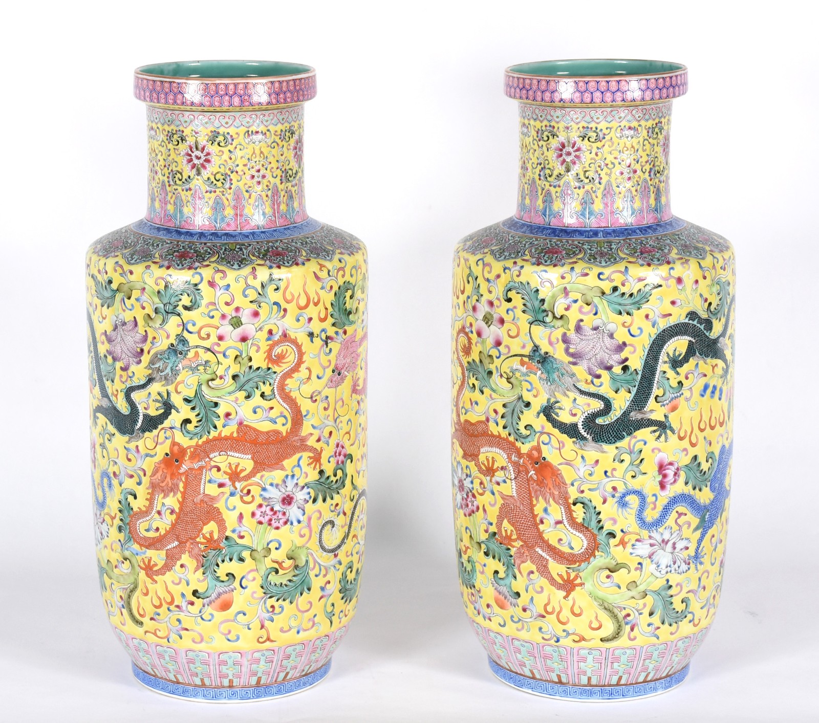 Par de vasos de porcelana oriental decorado com flores e dragões em... - foto 1 de 5