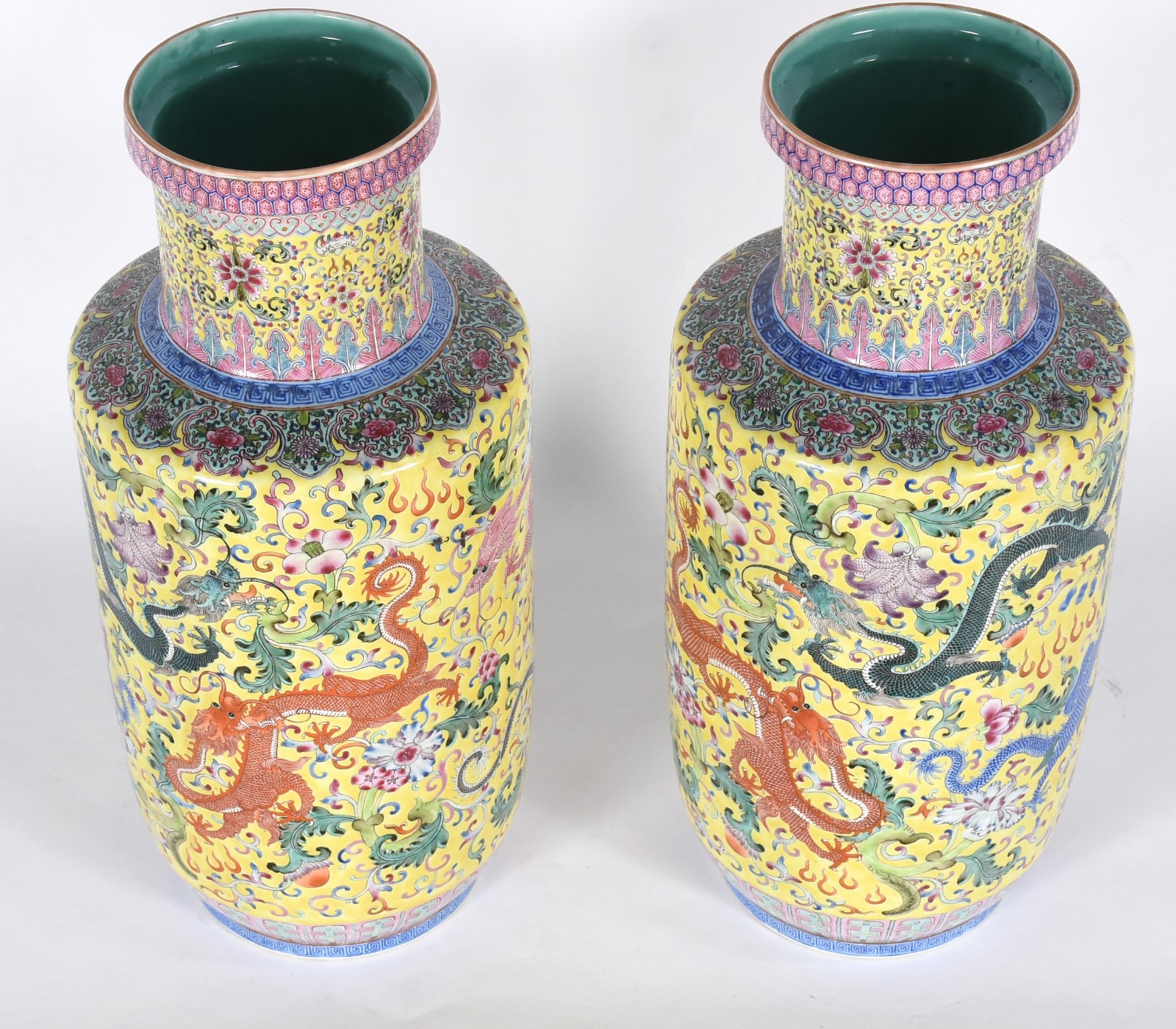 Par de vasos de porcelana oriental decorado com flores e dragões em... - foto 2 de 5