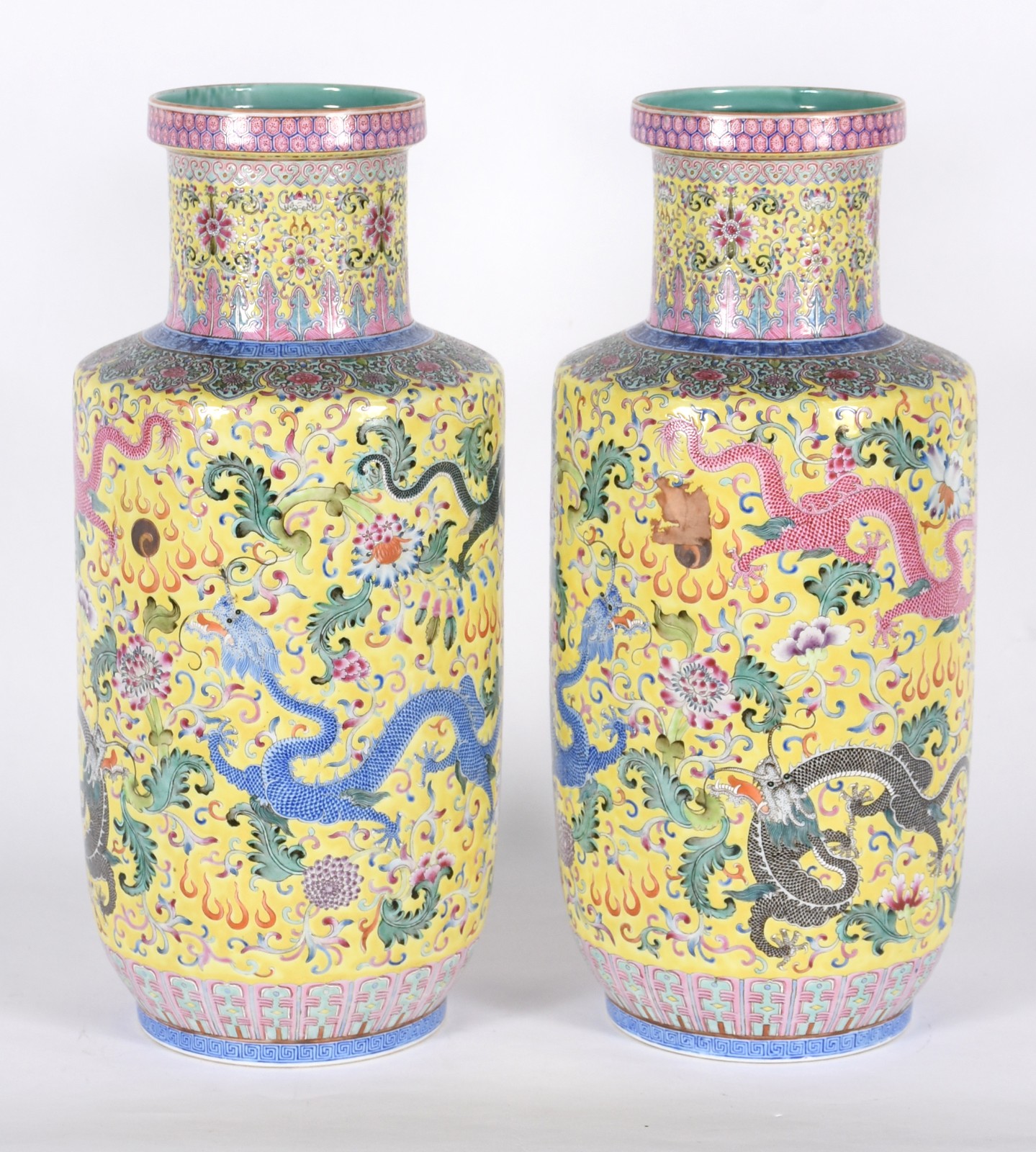 Par de vasos de porcelana oriental decorado com flores e dragões em... - foto 3 de 5