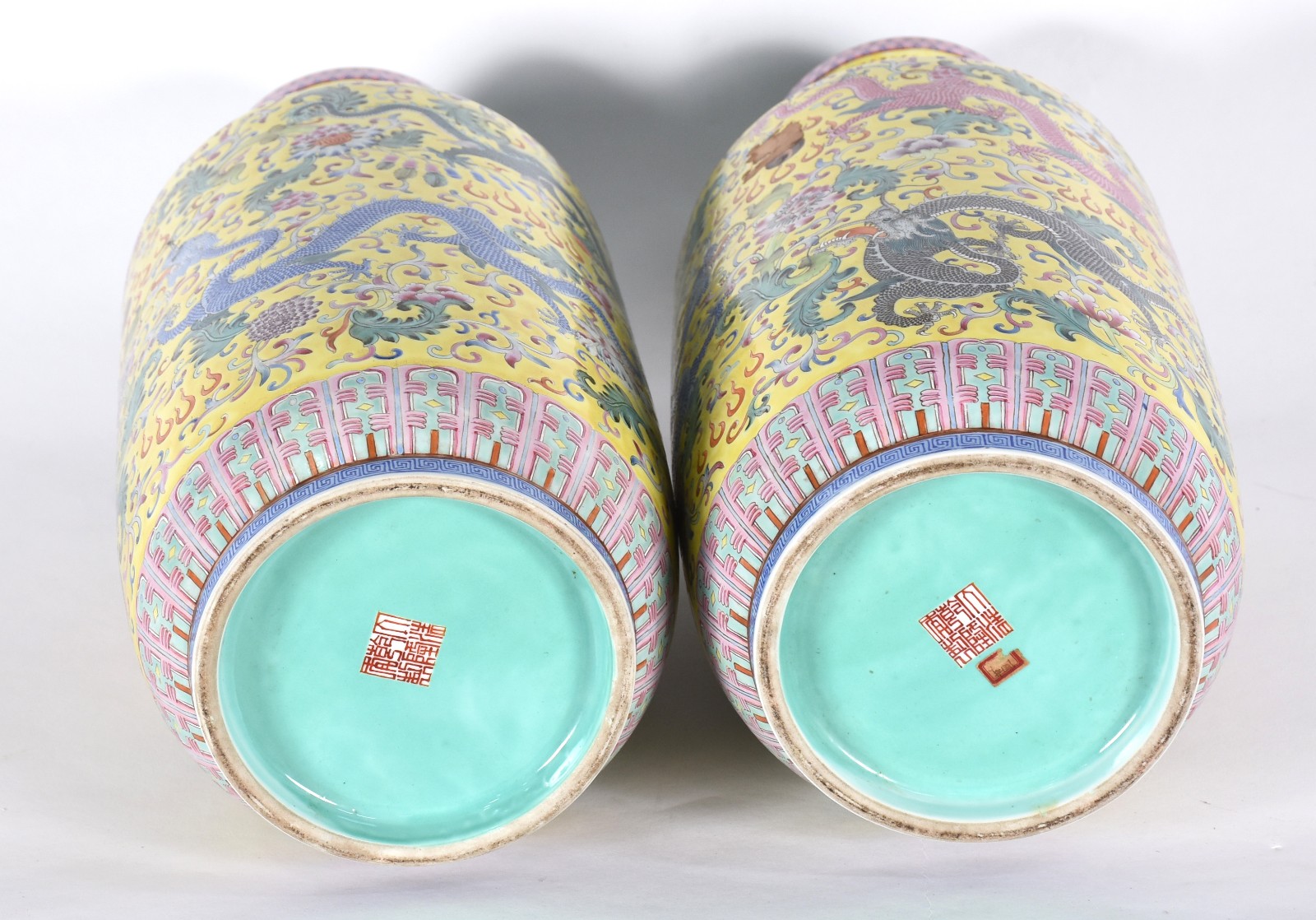 Par de vasos de porcelana oriental decorado com flores e dragões em... - foto 4 de 5