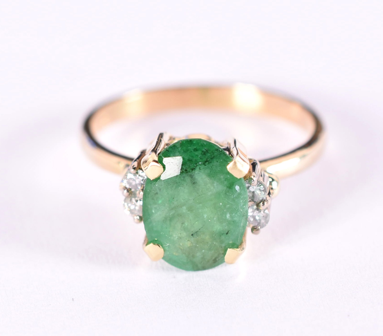 Anel de ouro 18 k, contraste 750, apresenta 1 esmeralda feitio oval e... - foto 1 de 4