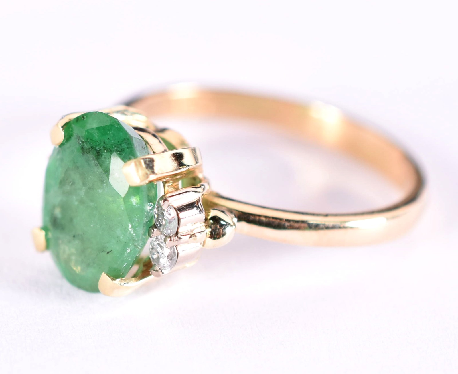 Anel de ouro 18 k, contraste 750, apresenta 1 esmeralda feitio oval e... - foto 2 de 4
