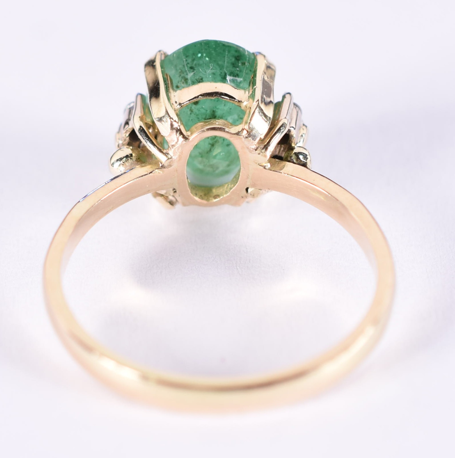 Anel de ouro 18 k, contraste 750, apresenta 1 esmeralda feitio oval e... - foto 3 de 4