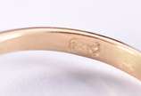 Anel de ouro 18 k, contraste 750, apresenta 1 e... - Anel de ouro 18 k, contraste 750, apresenta 1 esmeralda feitio oval e 4 diamantes, aro 15 (Por motivos de segurança as peças não encontram-se na...