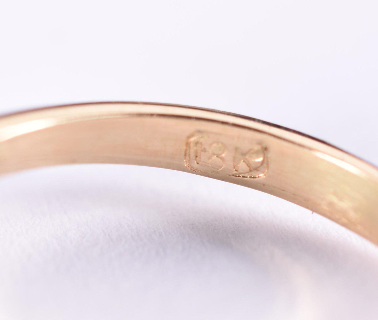 Anel de ouro 18 k, contraste 750, apresenta 1 esmeralda feitio oval e... - foto 4 de 4