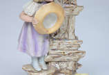 Escultura de biscuit representando menina com c... - Escultura de biscuit representando menina com chapeu. Altura 18 cm.