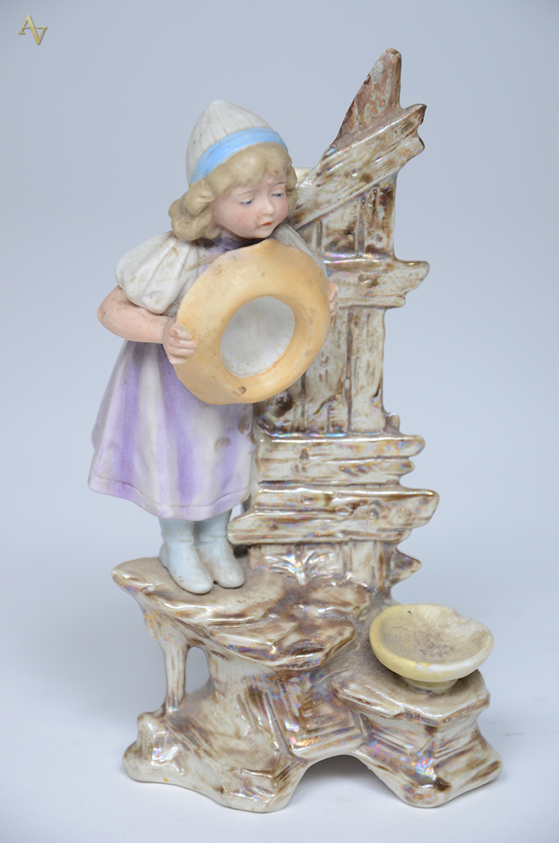Escultura de biscuit representando menina com chapeu. Altura 18 cm. - foto 1 de 2