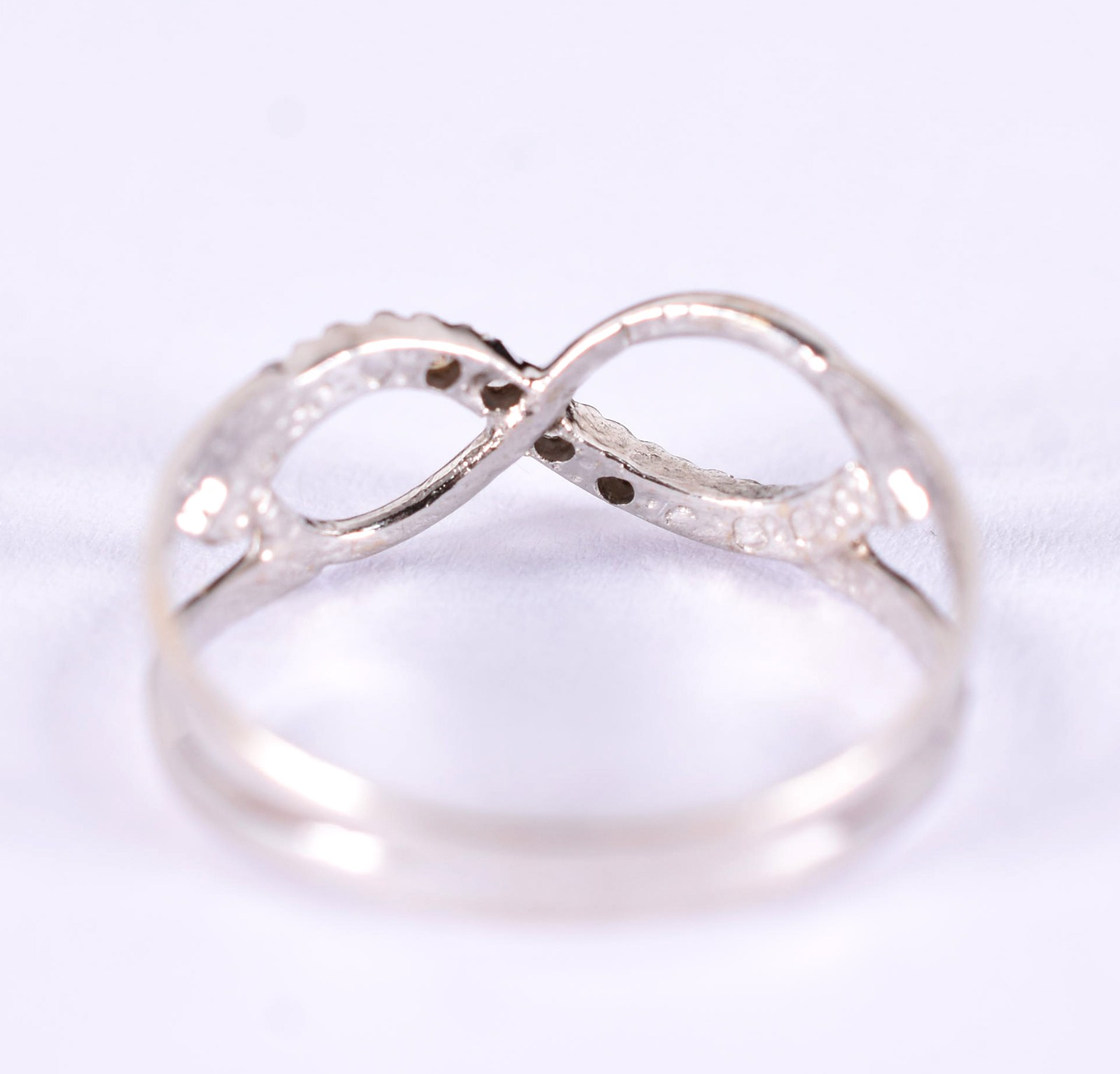 Anel em ouro branco 18 k feitio infinito cravejados de brilhantes... - foto 4 de 4