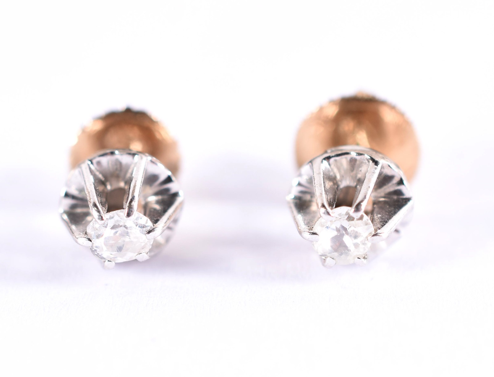 Par de brincos solitários em ouro branco 18 k, apresenta 2 diamantes... - foto 1 de 3