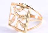 Anel de ouro amarelo 18 k contraste 750, feitio... - Anel de ouro amarelo 18 k contraste 750, feitio retangular com vazados cravejado com 16 brilhantes, aro 19 (Por motivos de seguranças as peças n...