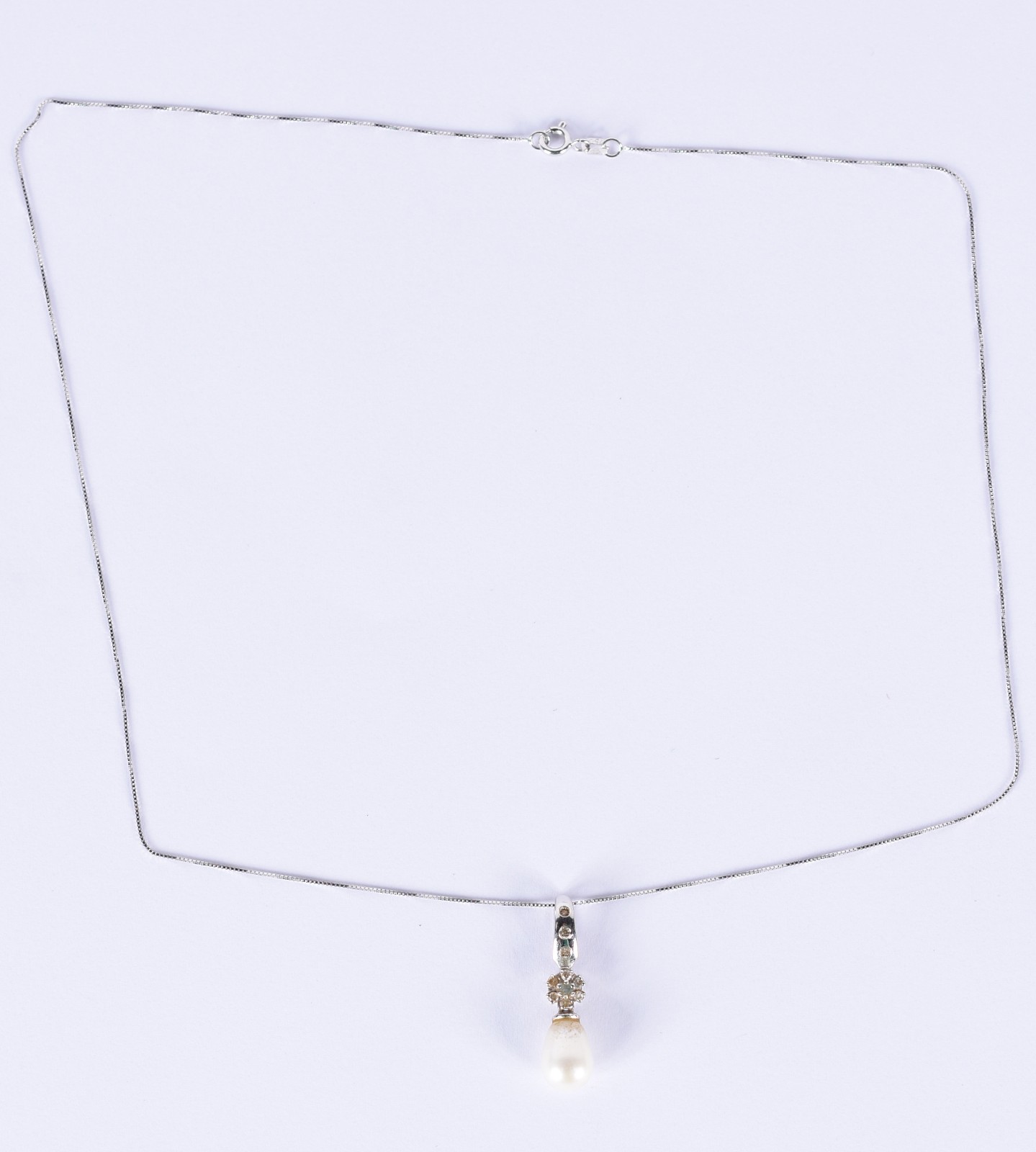 Gargantilha de ouro branco com pingente com perola e safiras brancas... - foto 2 de 5