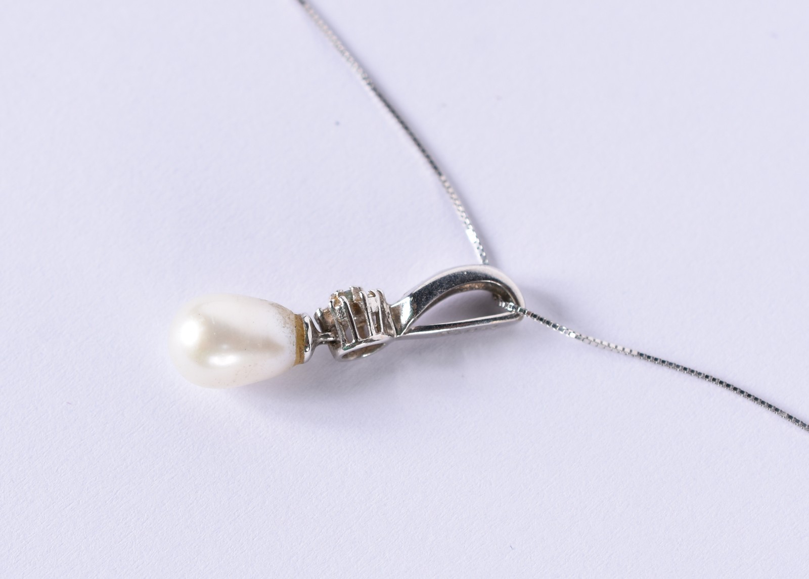 Gargantilha de ouro branco com pingente com perola e safiras brancas... - foto 1 de 5