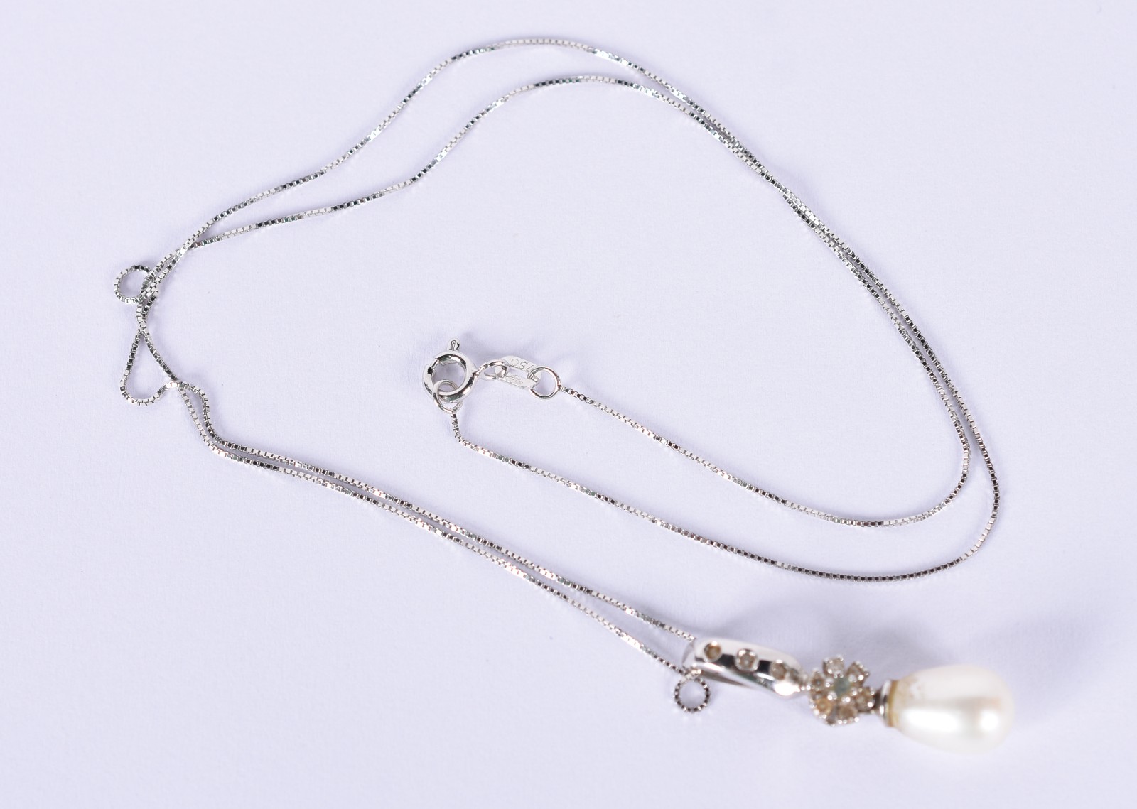 Gargantilha de ouro branco com pingente com perola e safiras brancas... - foto 4 de 5