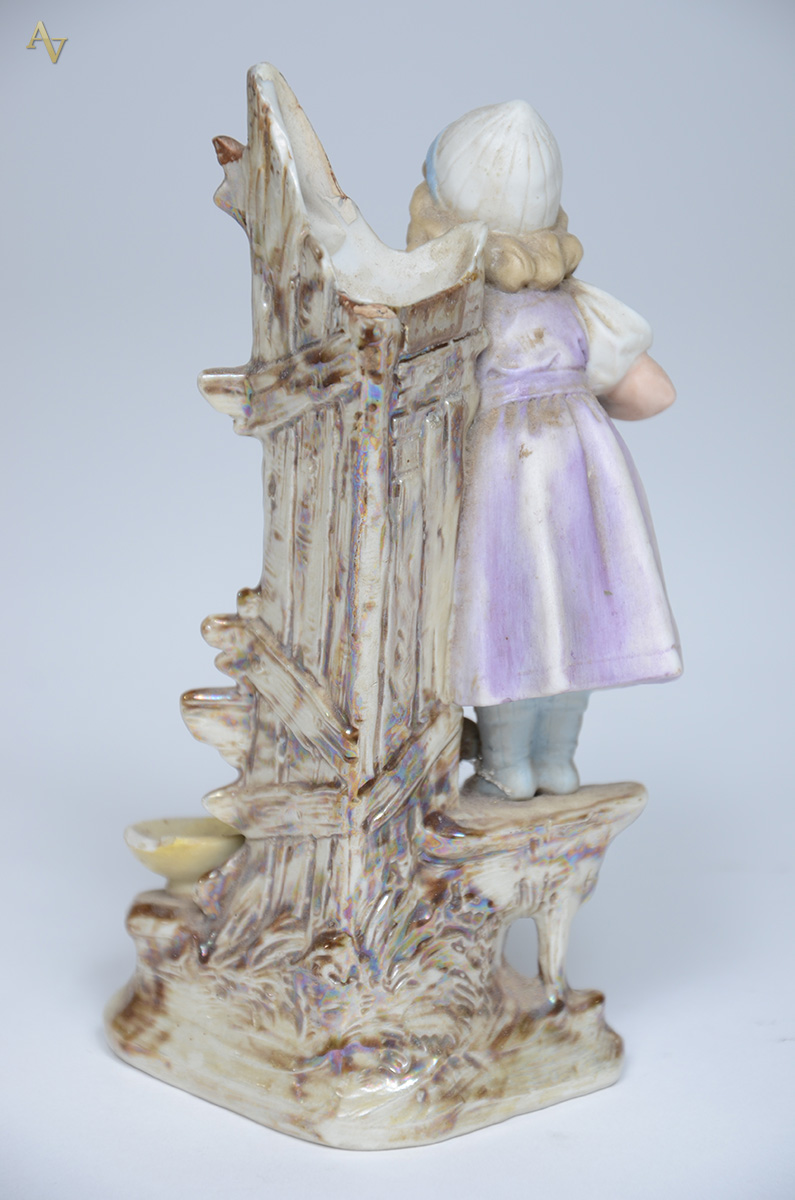 Escultura de biscuit representando menina com chapeu. Altura 18 cm. - foto 2 de 2