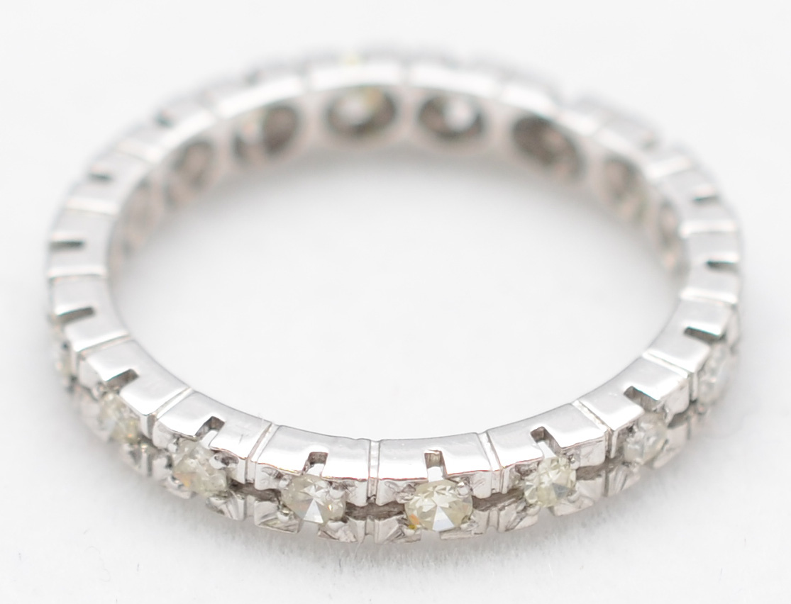 Aliança de ouro branco aprox. 1.2 ct aro : 16