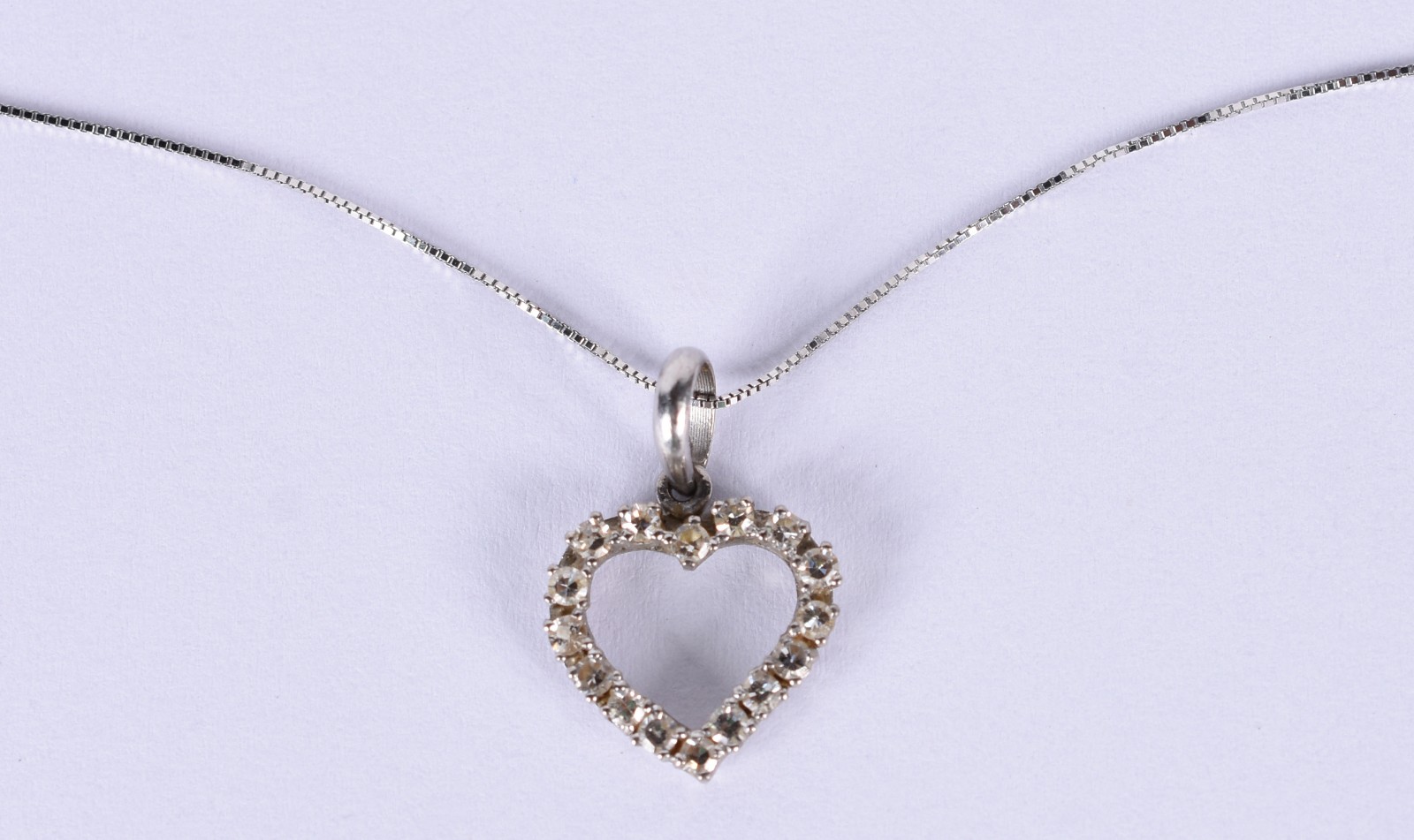 Gargantilha de ouro branco com pingente feitio coração com brilhante... - foto 2 de 5