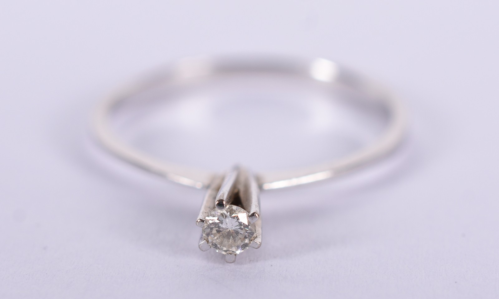 Solitário de ouro branco com um brilhante de 0,10 ct, aro 15 (Por... - foto 2 de 3