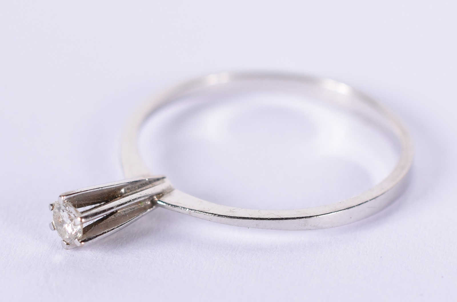 Solitário de ouro branco com um brilhante de 0,10 ct, aro 15 (Por... - foto 1 de 3