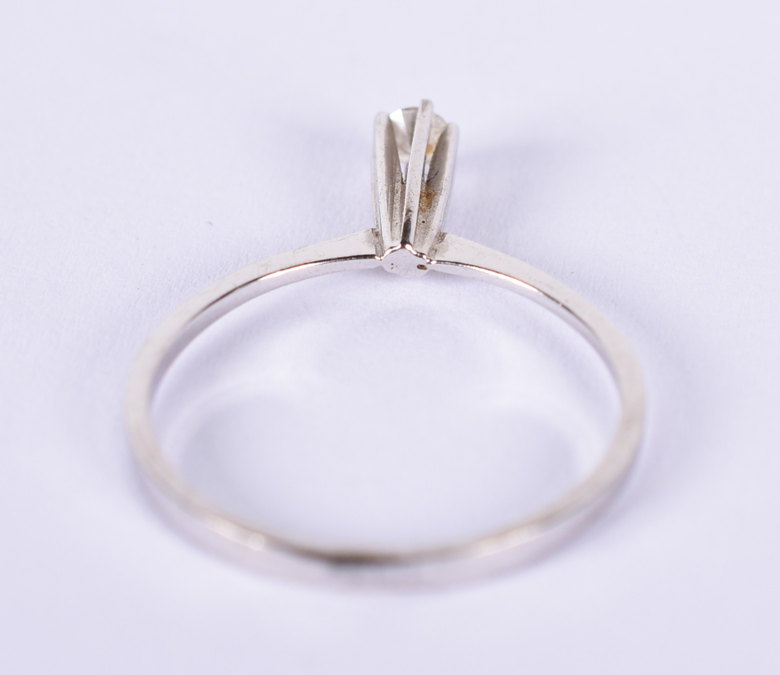 Solitário de ouro branco com um brilhante de 0,10 ct, aro 15 (Por... - foto 3 de 3