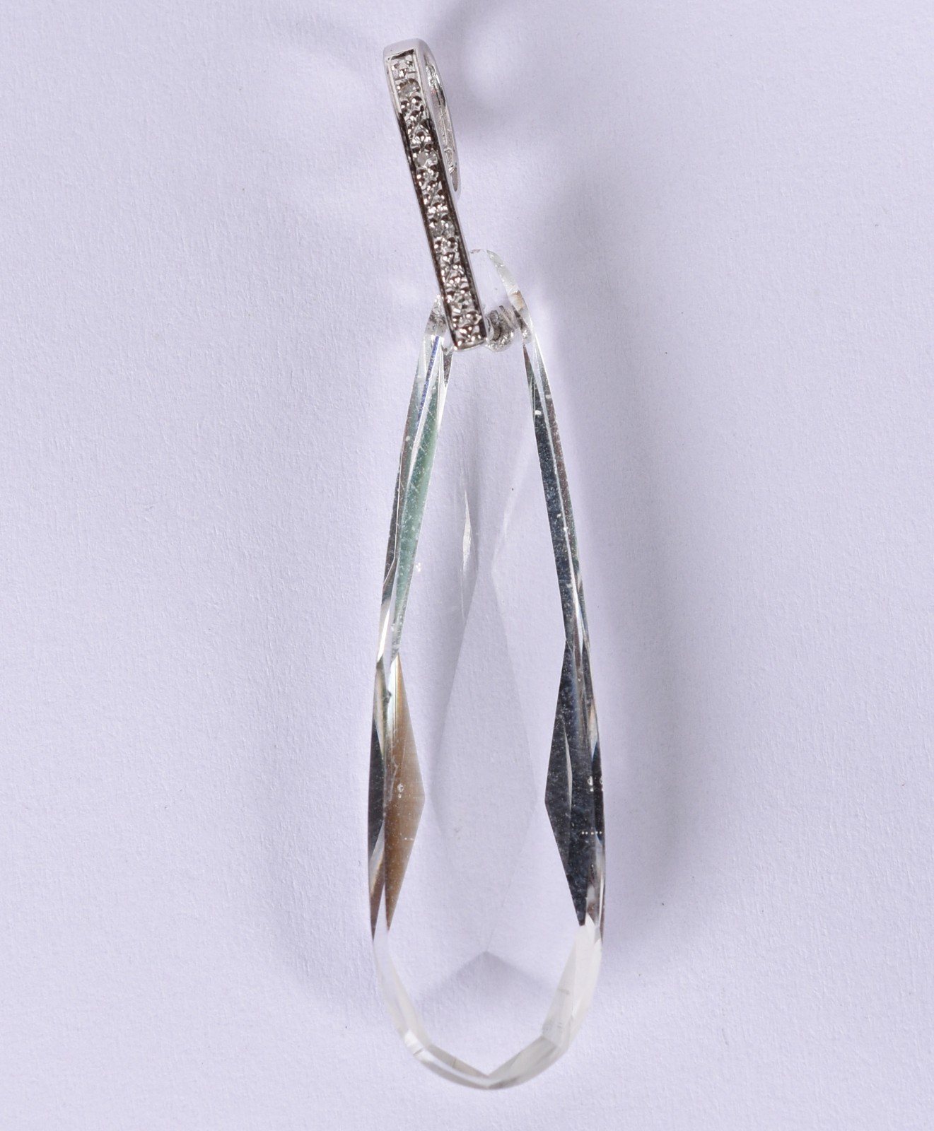 Pingente de ouro branco com pedra de cristal (Por motivos de... - foto 1 de 6