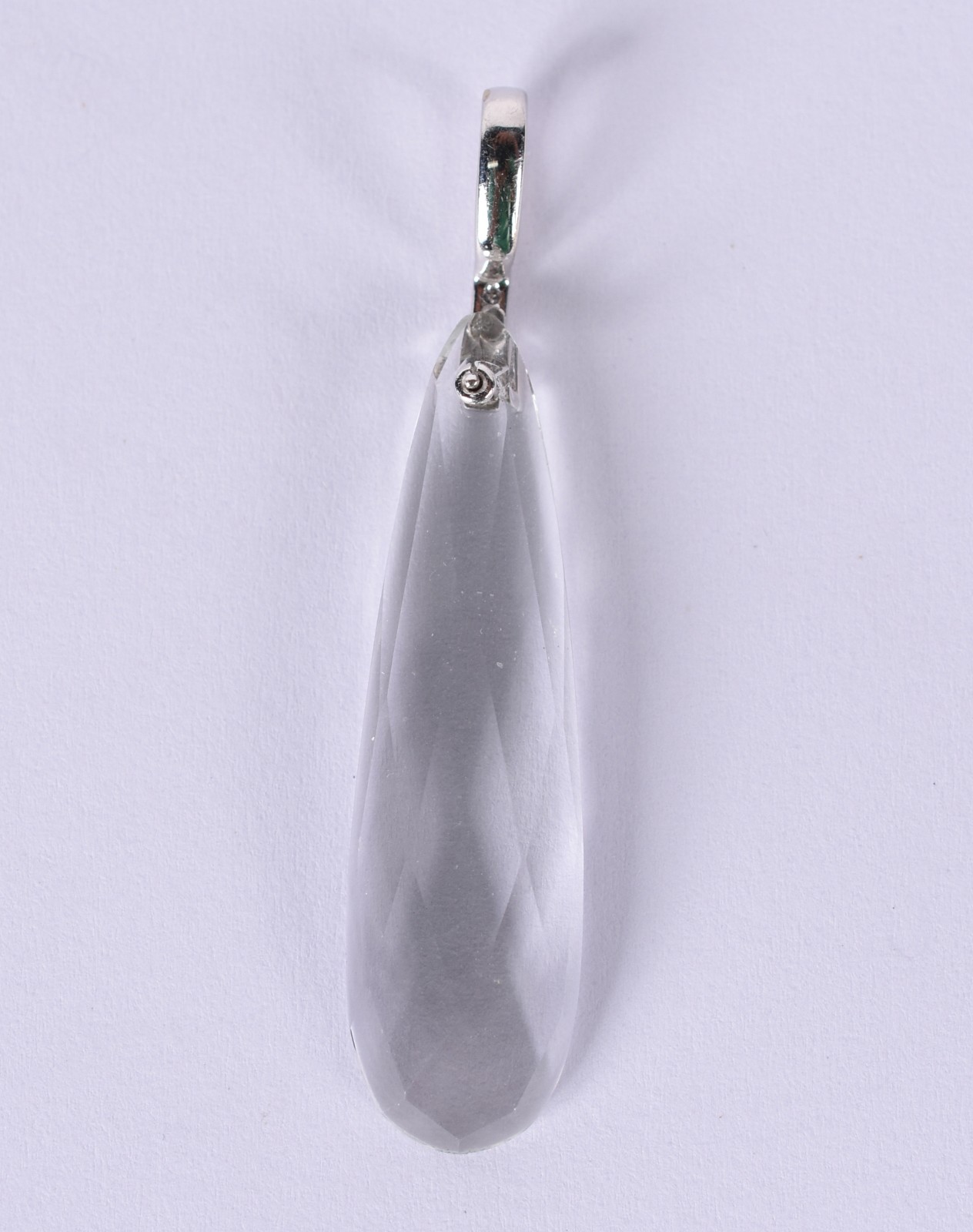 Pingente de ouro branco com pedra de cristal (Por motivos de... - foto 3 de 6