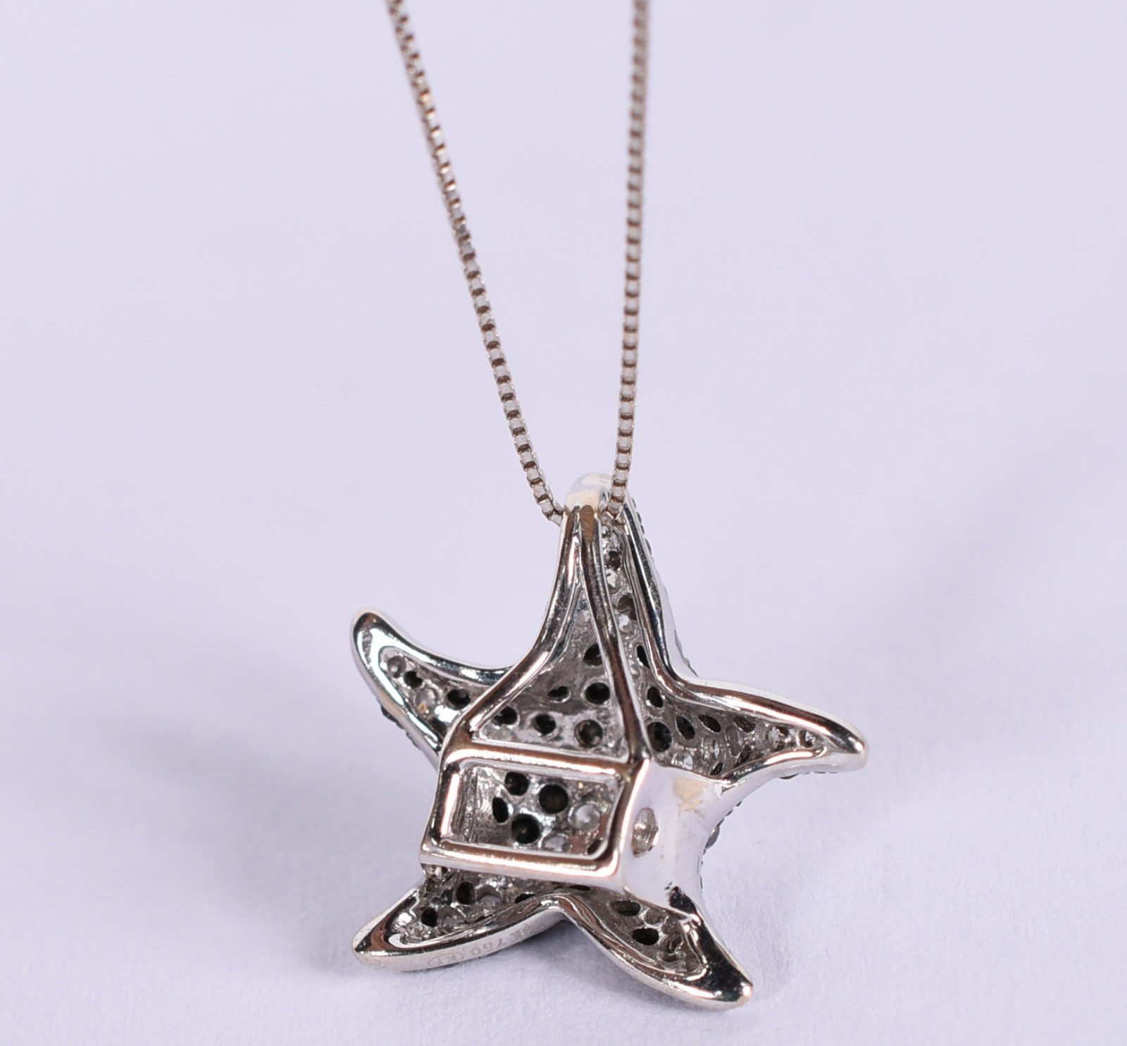 Gargantilha de ouro branco com pingente feitio estrela do mar... - foto 3 de 5