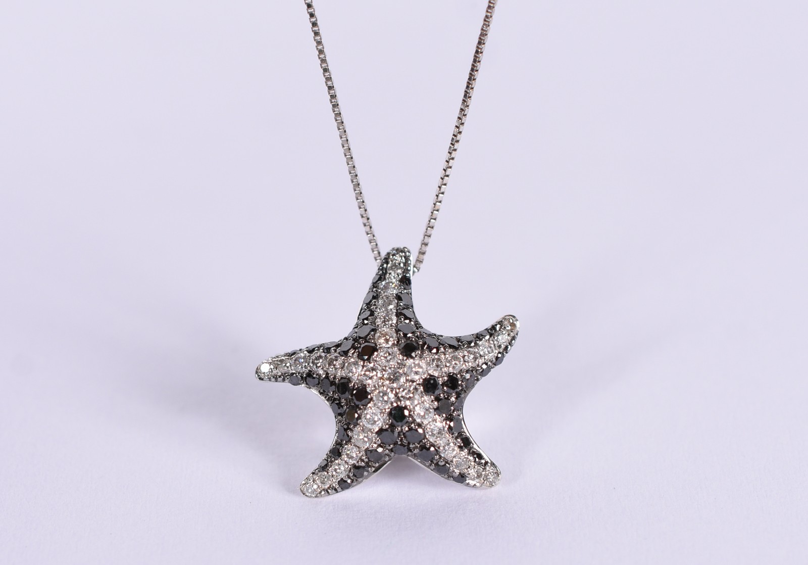 Gargantilha de ouro branco com pingente feitio estrela do mar... - foto 4 de 5