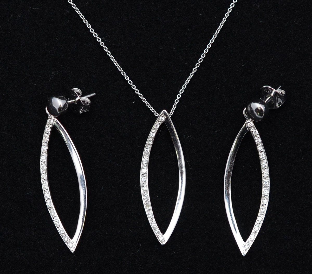 Conjunto de ouro branco com 50 brilhantes, composto de par de...