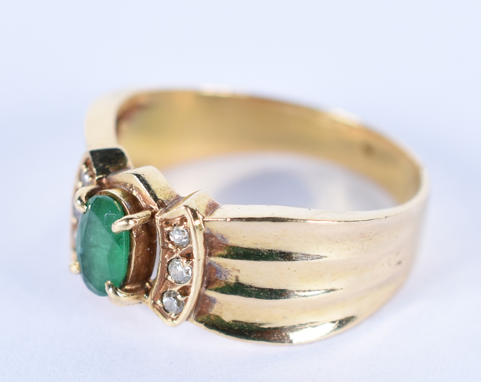 Anel de ouro 18 k com pedras esmeralda e 6 brilhantes, aro 14 (Por... - foto 1 de 4