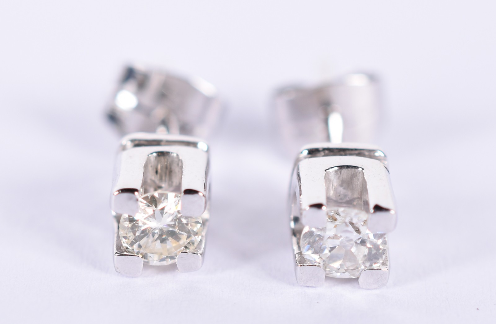 Par de brincos de ouro branco com 2 brilhantes de 0,20 ct cada (Por... - foto 1 de 3