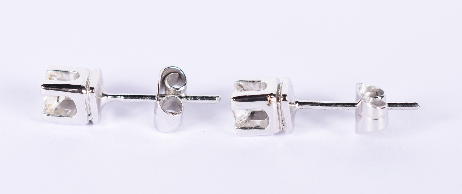 Par de brincos de ouro branco com 2 brilhantes de 0,20 ct cada (Por... - foto 2 de 3