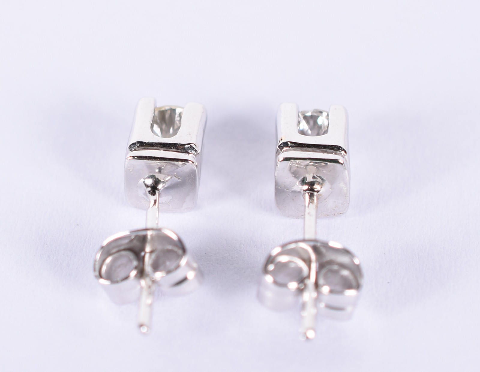 Par de brincos de ouro branco com 2 brilhantes de 0,20 ct cada (Por... - foto 3 de 3