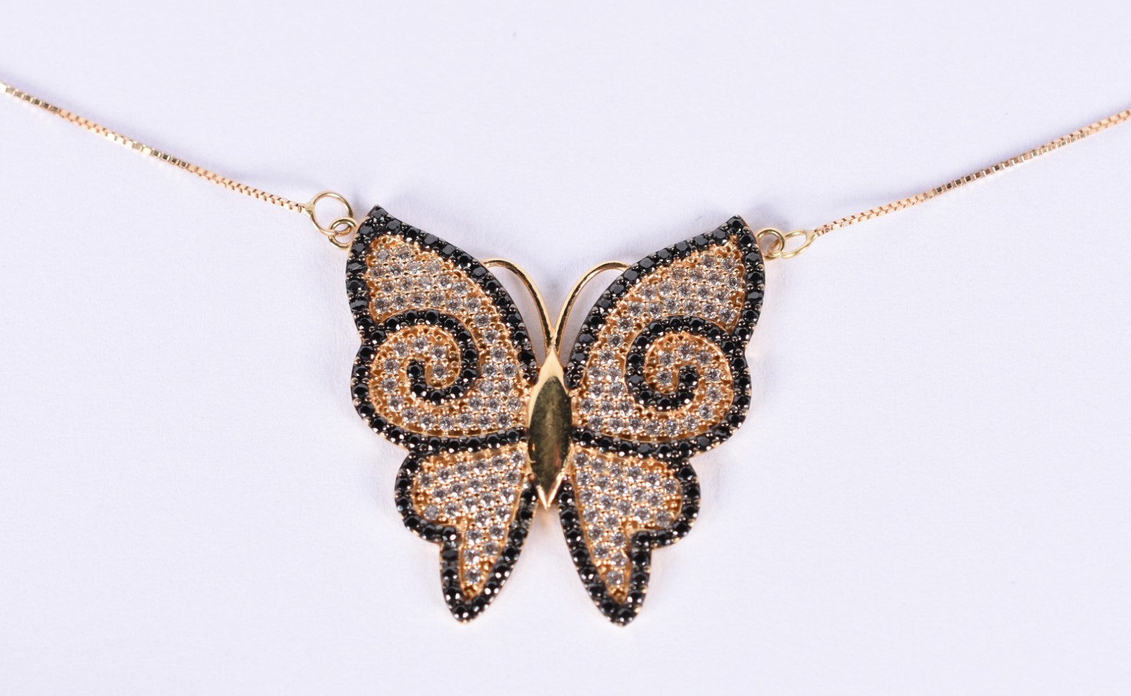 Gargantilha de ouro 18 k com pingente feitio borboleta com safiras... - foto 1 de 5
