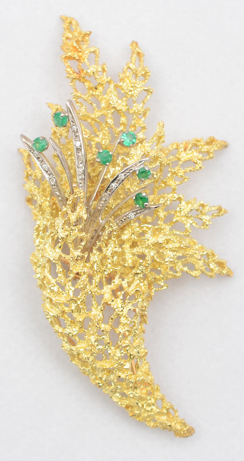 Broche de ouro amarelo com 12 brilhantes e 6 esmeraldas 28,2 ct