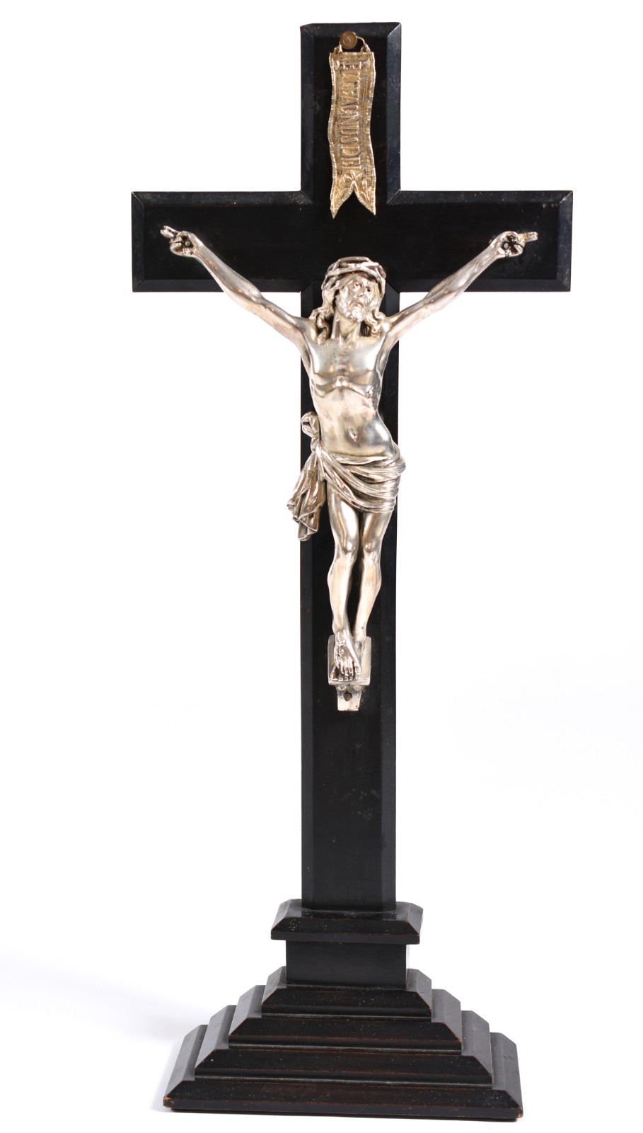 Crucifixo de madeira com figura de Cristo de metal prateado, assinada... - foto 1 de 5