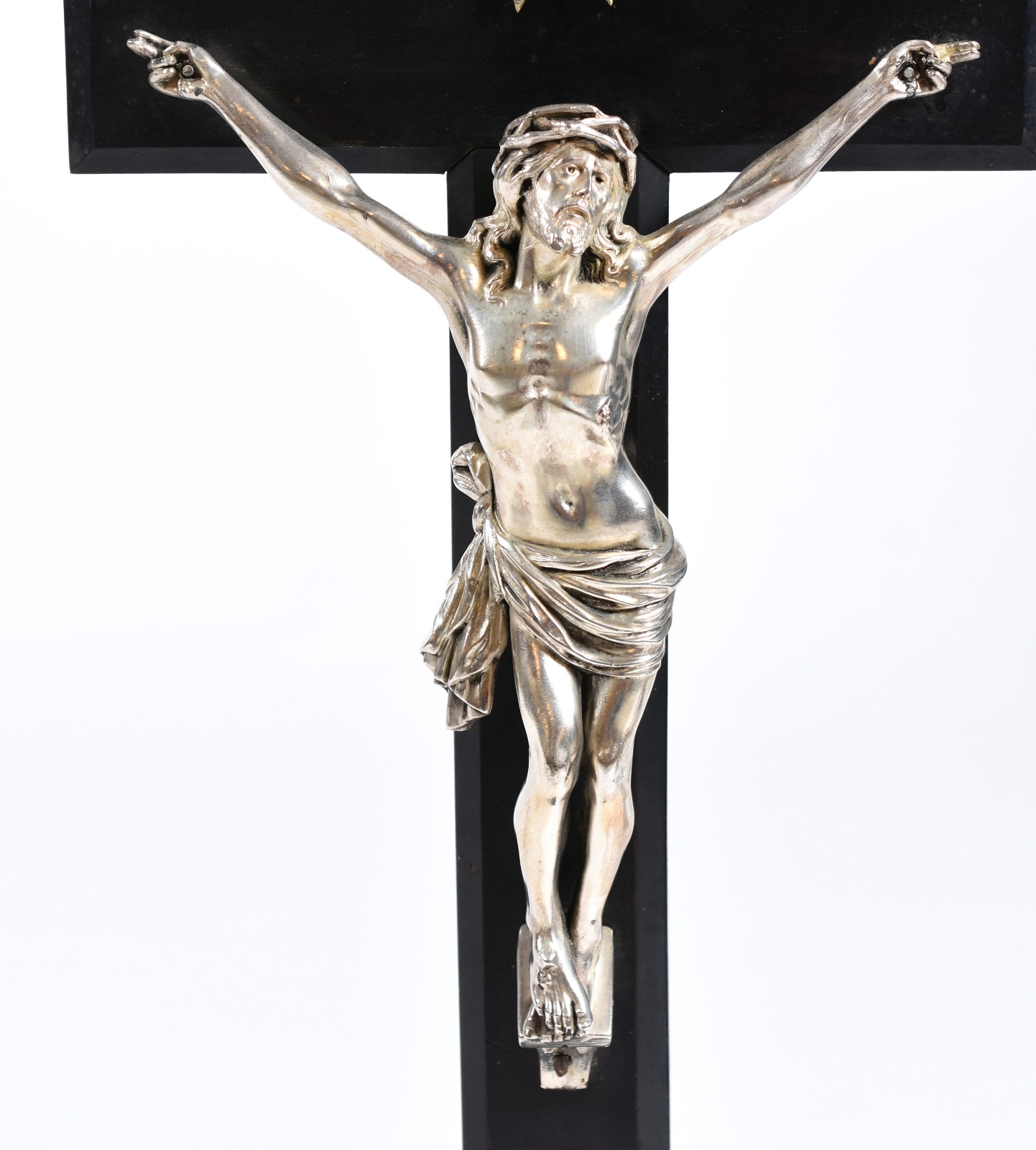 Crucifixo de madeira com figura de Cristo de metal prateado, assinada... - foto 2 de 5