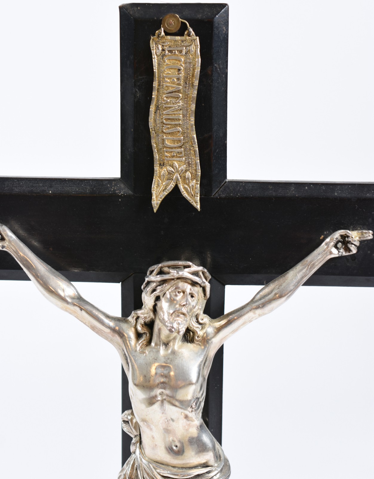 Crucifixo de madeira com figura de Cristo de metal prateado, assinada... - foto 3 de 5