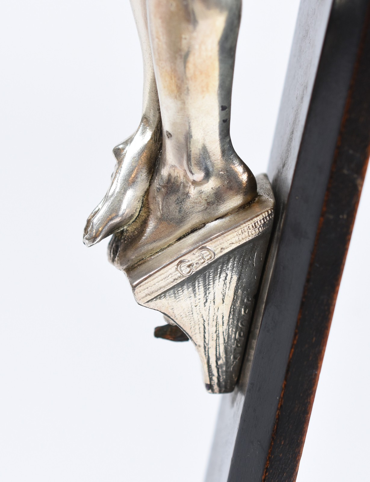 Crucifixo de madeira com figura de Cristo de metal prateado, assinada... - foto 4 de 5