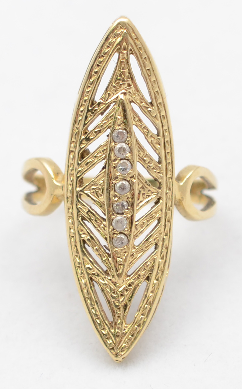 Anel de ouro amarelo feitio navete com 5 safiras 6.6 ct aro: 18 - foto 2 de 2
