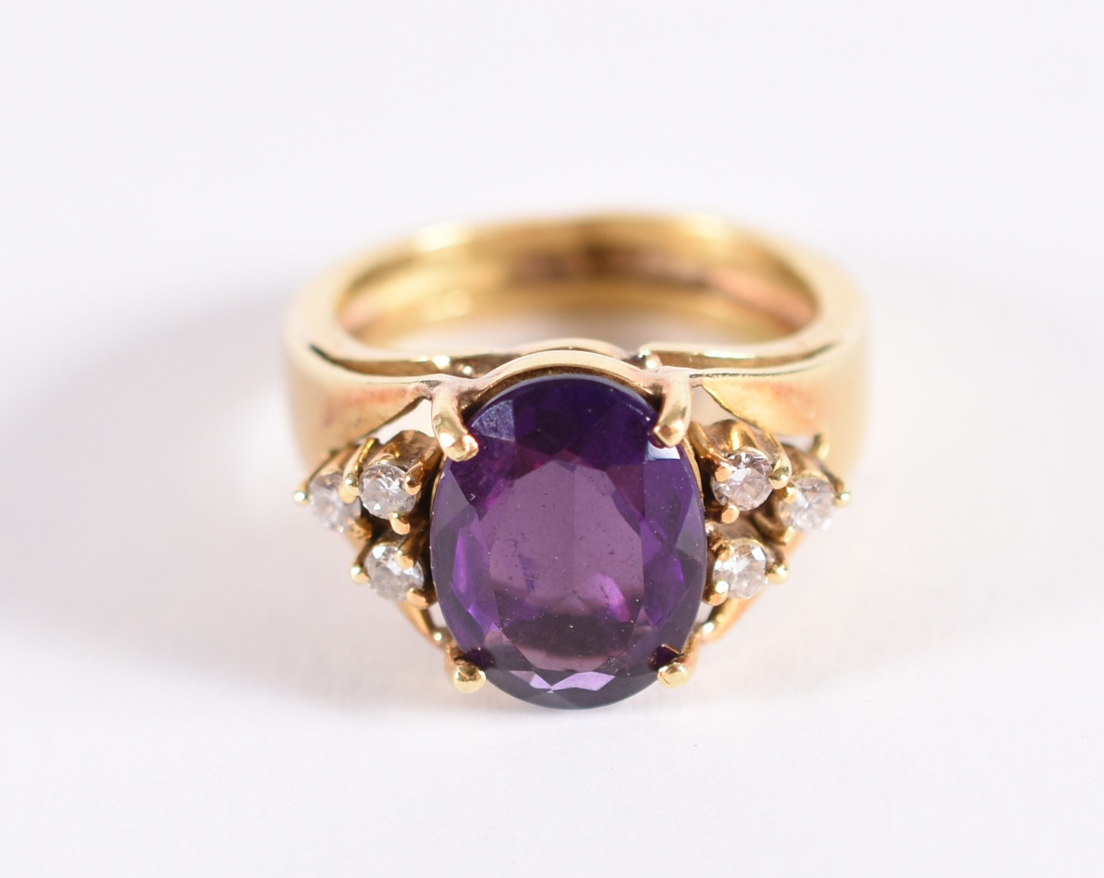 Anel de ouro 18 k com ametista oval e nas laterais 3 brilhantes de... - foto 1 de 3