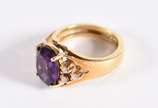 Anel de ouro 18 k com ametista oval e nas later... - Anel de ouro 18 k com ametista oval e nas laterais 3 brilhantes de cada lado, aro 16  (Por motivos de seguranças as peças não encontram-se na loja)