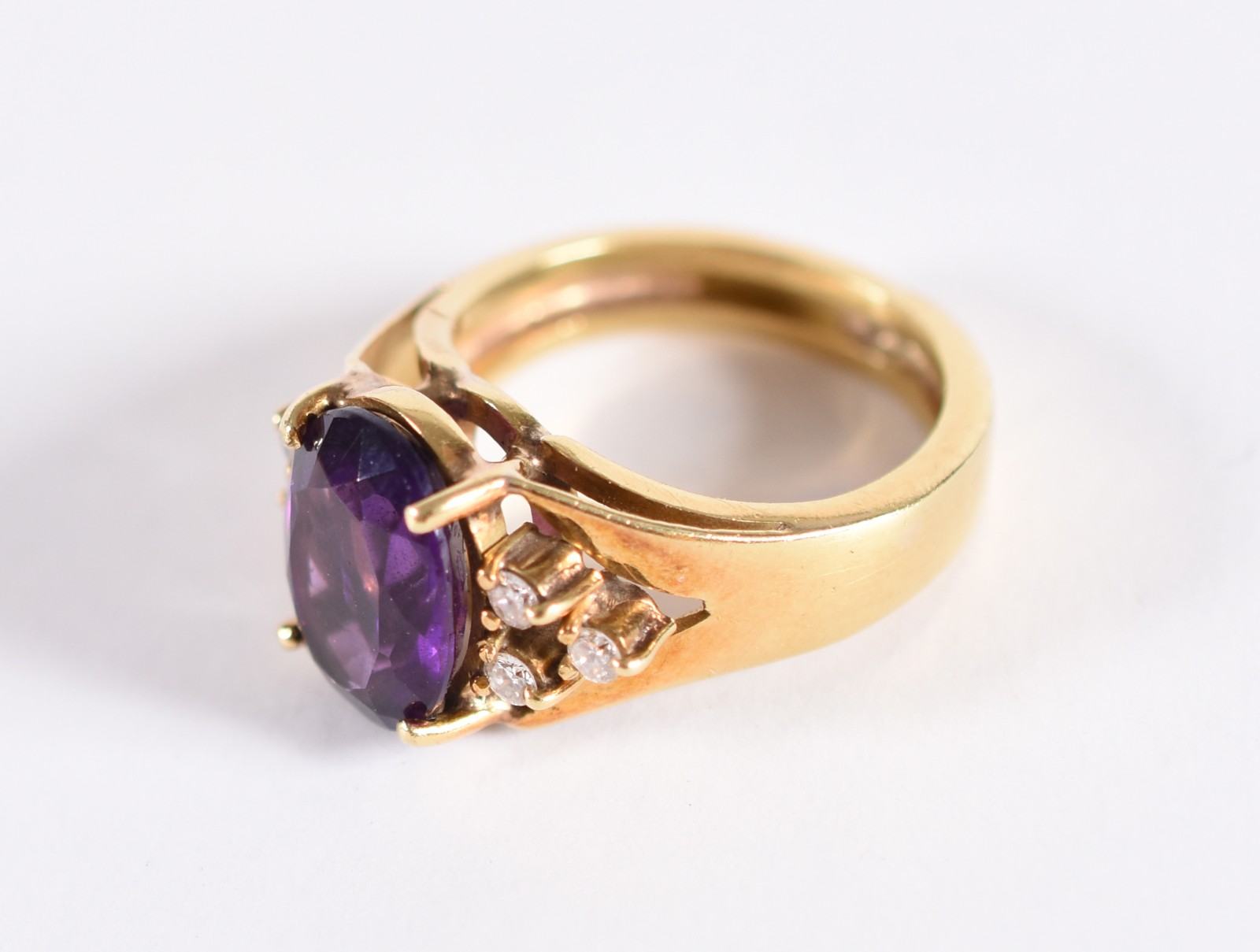 Anel de ouro 18 k com ametista oval e nas laterais 3 brilhantes de... - foto 2 de 3