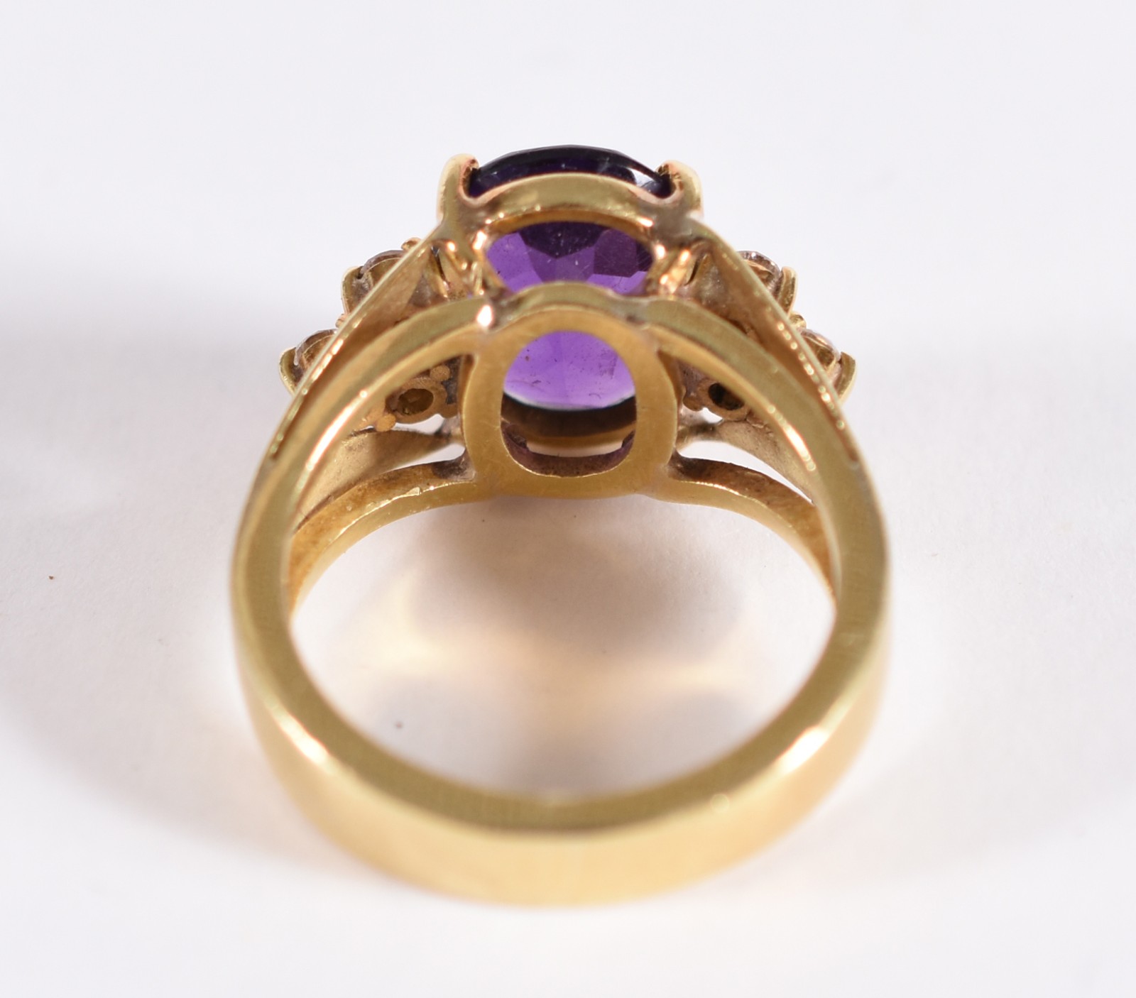 Anel de ouro 18 k com ametista oval e nas laterais 3 brilhantes de... - foto 3 de 3
