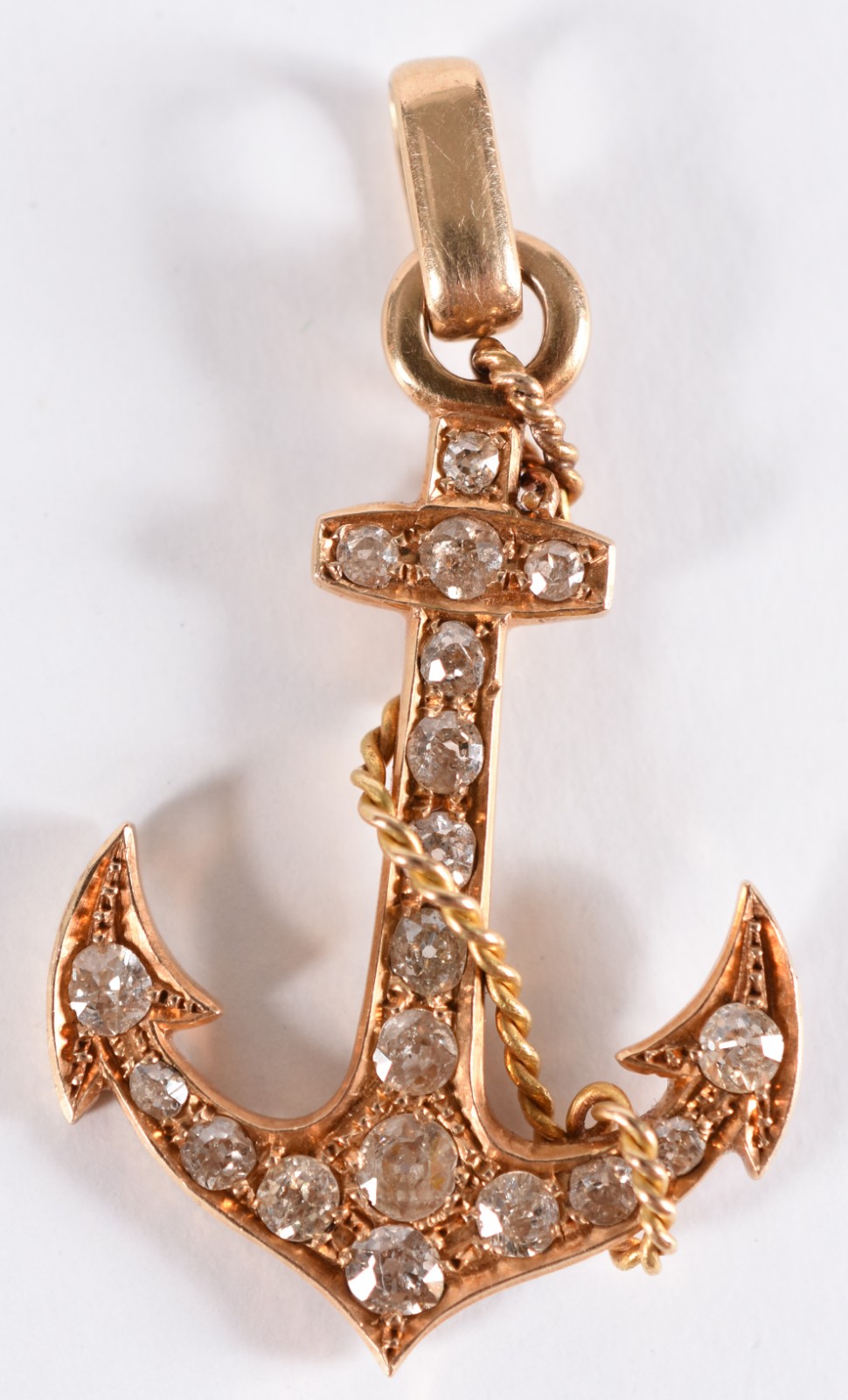 Pingente feito âncora em ouro 18 k com 19 brilhantes (Por motivos de... - foto 2 de 4