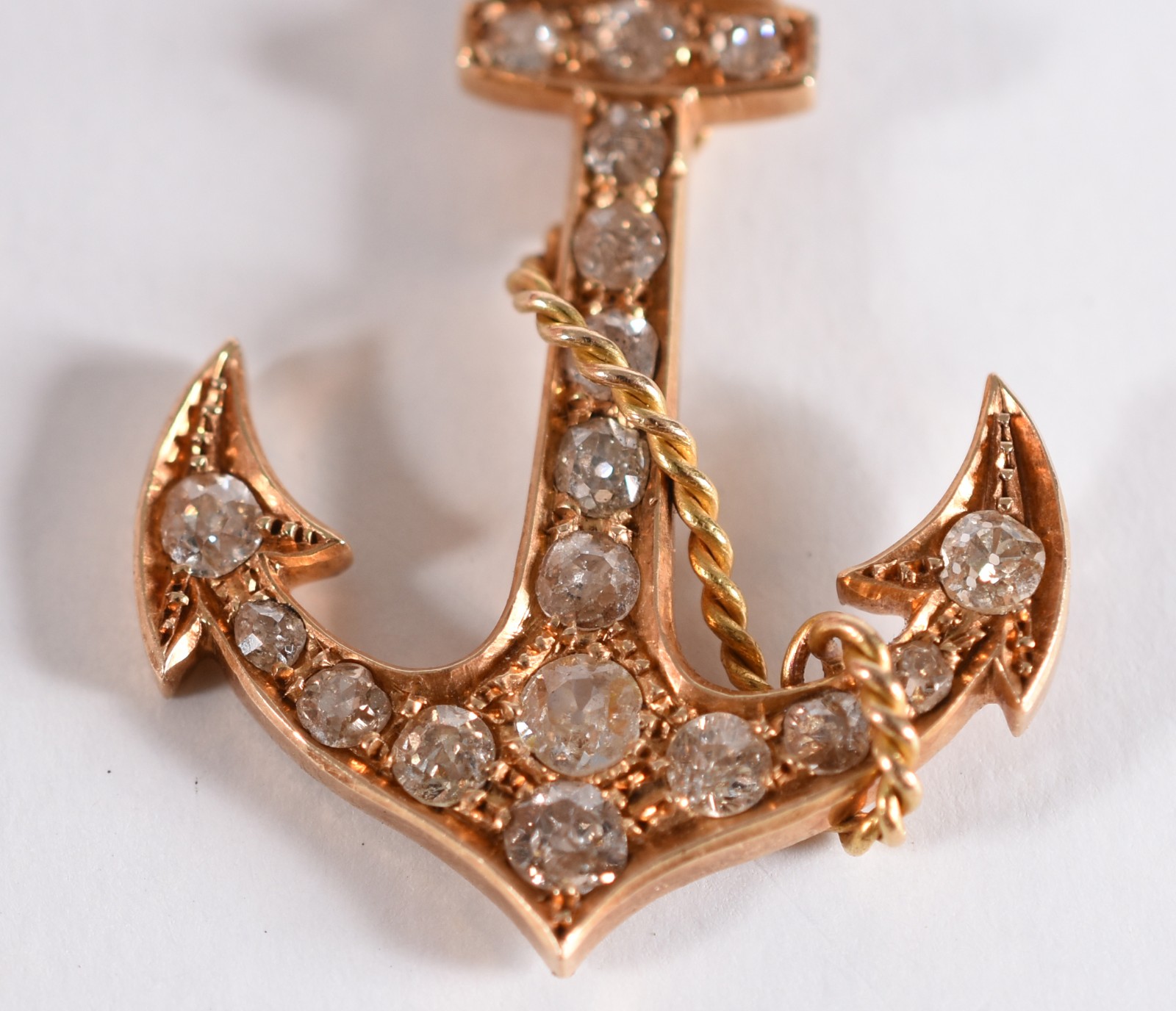 Pingente feito âncora em ouro 18 k com 19 brilhantes (Por motivos de... - foto 1 de 4