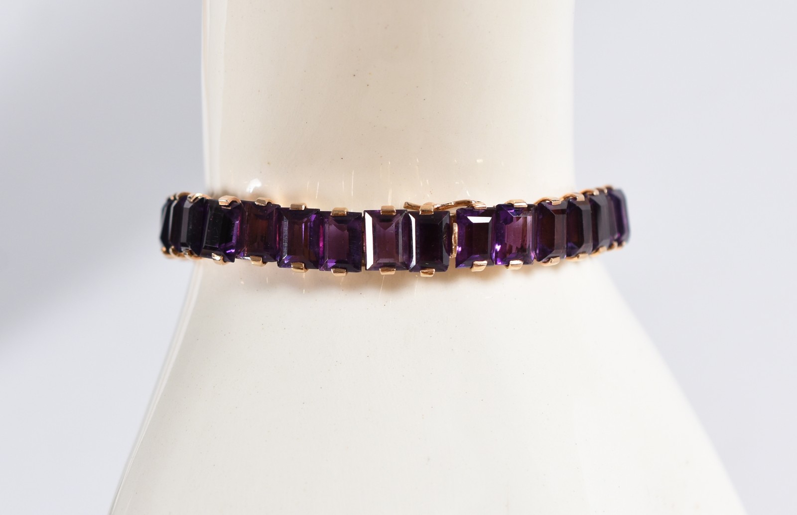 Pulseira em ouro 18 k, com 36 ametistas (Por motivos de seguranças as... - foto 1 de 5