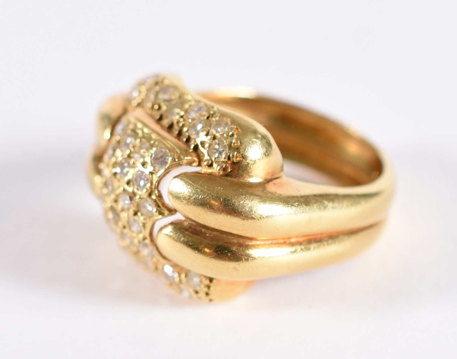 Anel em ouro 18 k com pavê de brilhantes com 2 quadradas sobrepostos... - foto 2 de 3