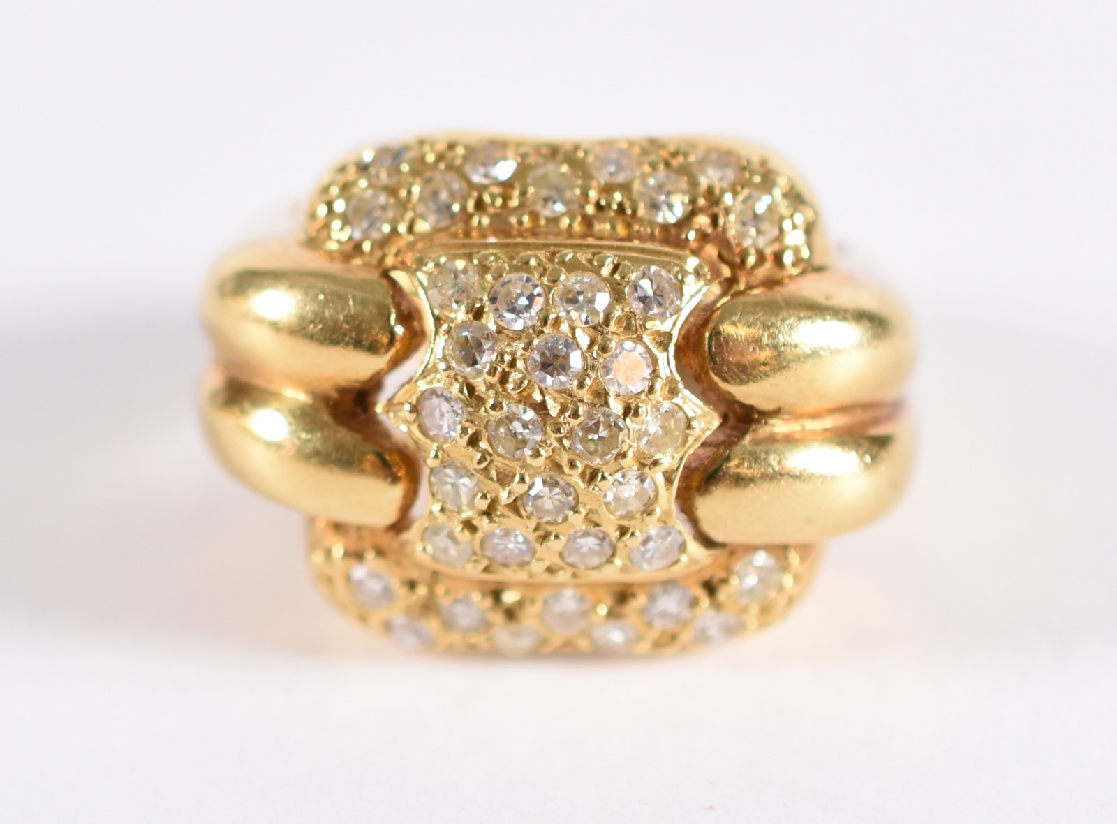 Anel em ouro 18 k com pavê de brilhantes com 2 quadradas sobrepostos... - foto 1 de 3