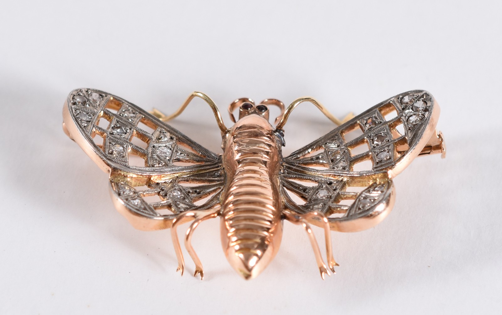 Broche feitio libélula em ouro 18 k e branco com diamantes nas asas... - foto 1 de 4