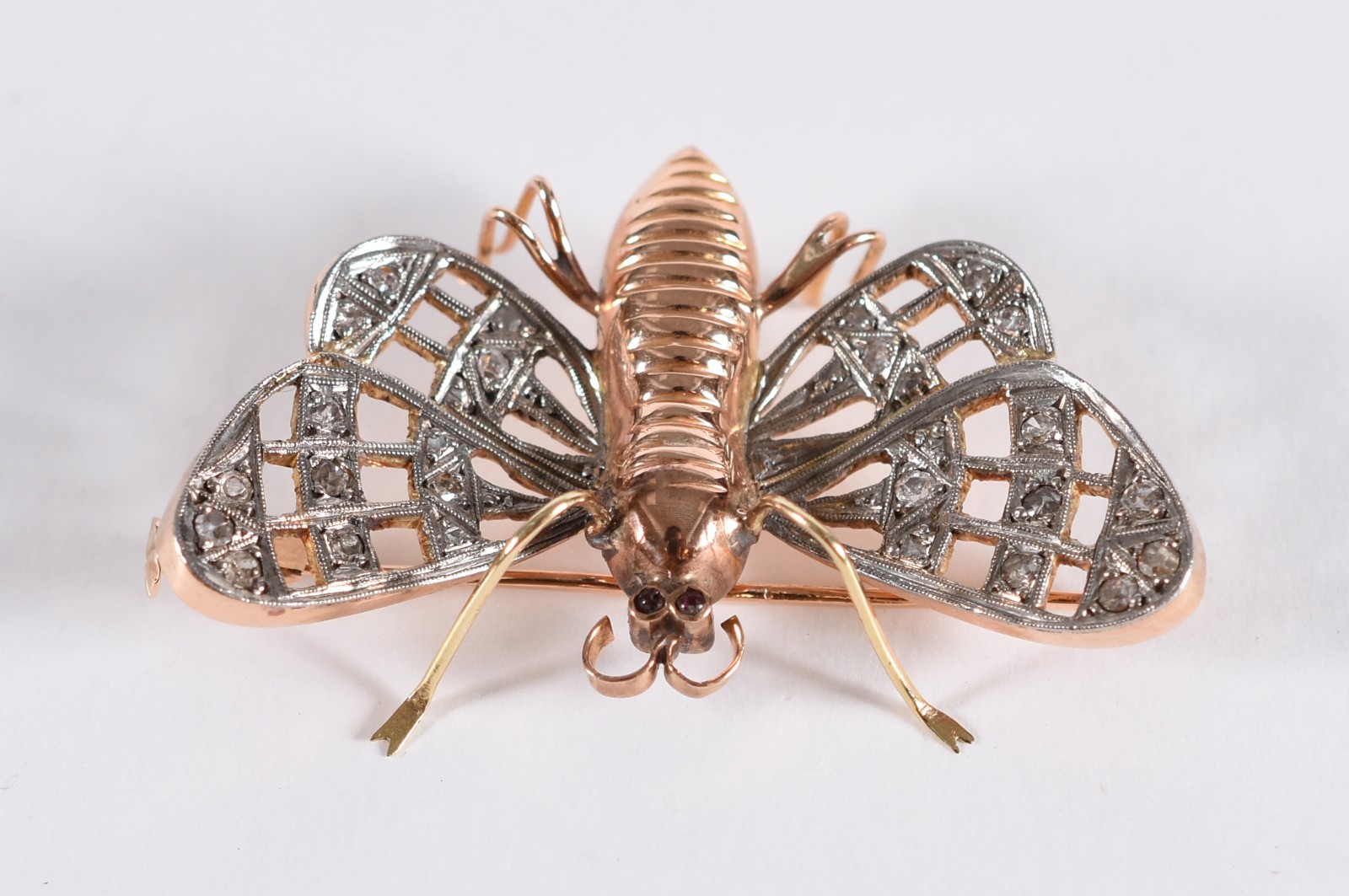 Broche feitio libélula em ouro 18 k e branco com diamantes nas asas... - foto 2 de 4